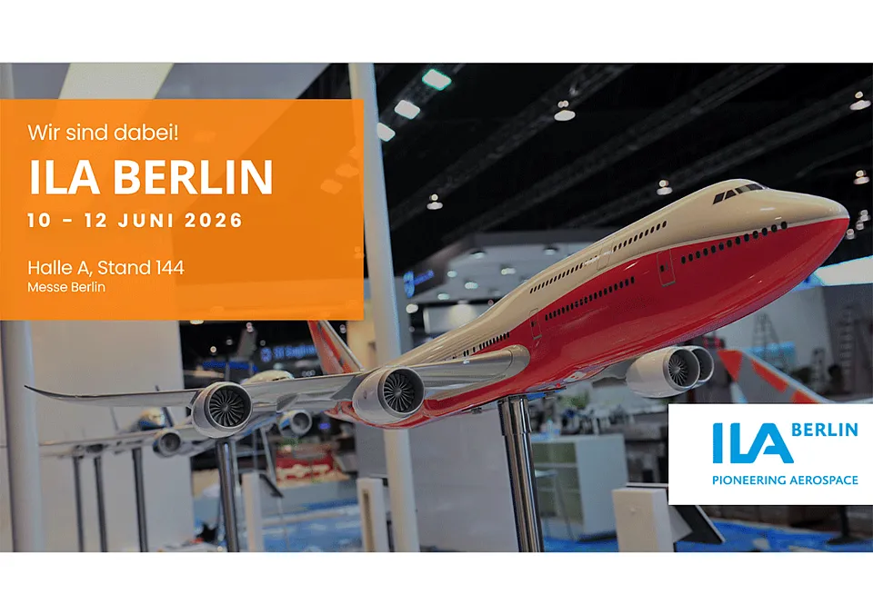 Flugzeug mit Infobannern zur Messe